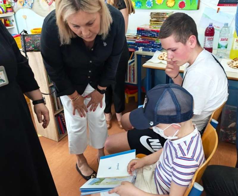 Na Klinici za pedijatriju predstavljena slikovnica „Prijatelj malog Isusa“ Na Klinici za pedijatriju predstavljena slikovnica „Prijatelj malog Isusa“