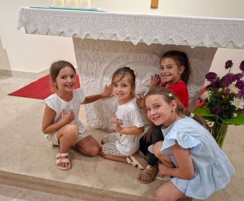 U zagrljaju Maloga Isusa – susret ispunjen radošću i ljubavlju U zagrljaju Maloga Isusa – susret ispunjen radošću i ljubavlju